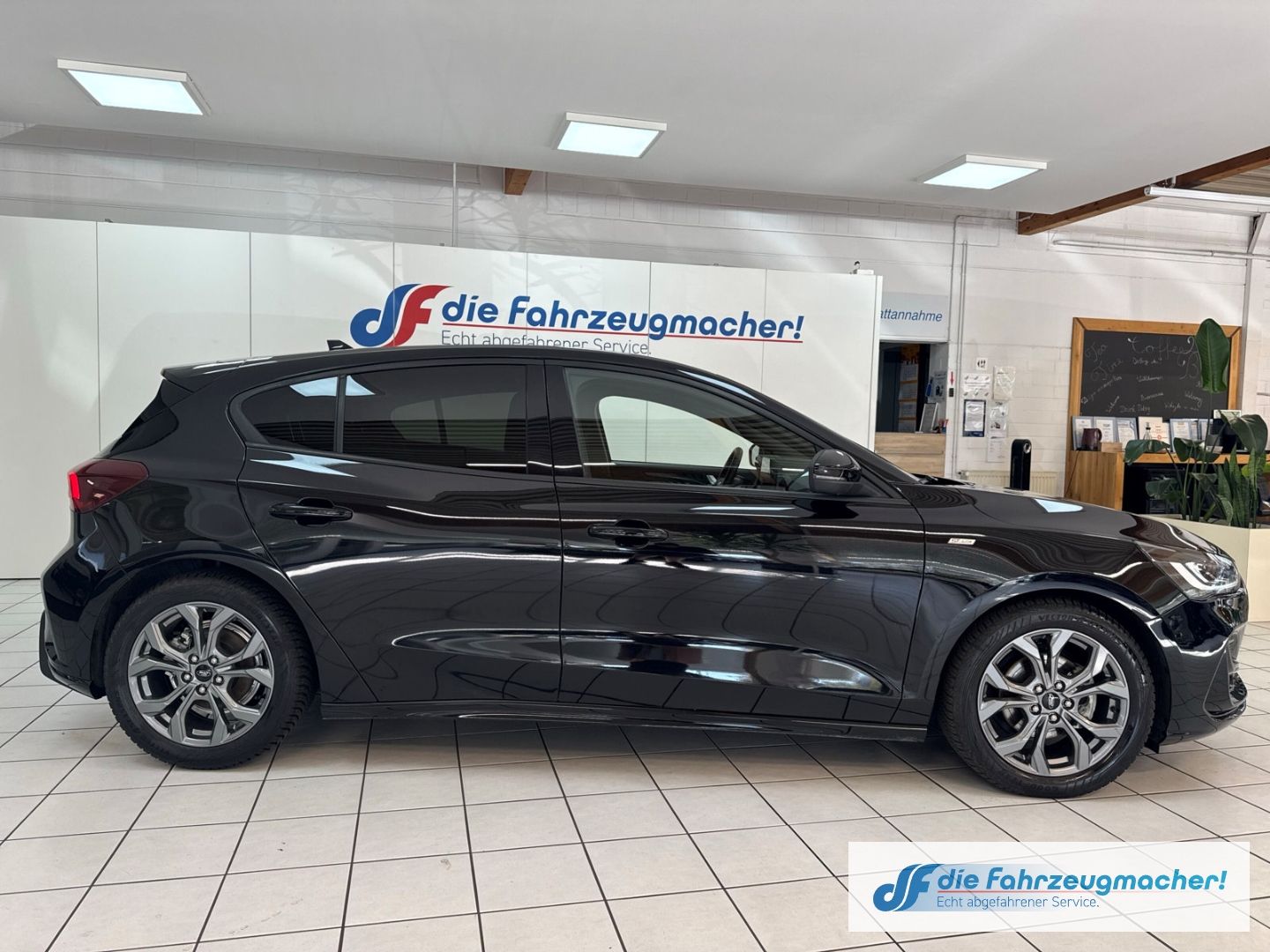 Fahrzeugabbildung Ford Focus ST-Line Navi LED ACC Apple CarPlay Android