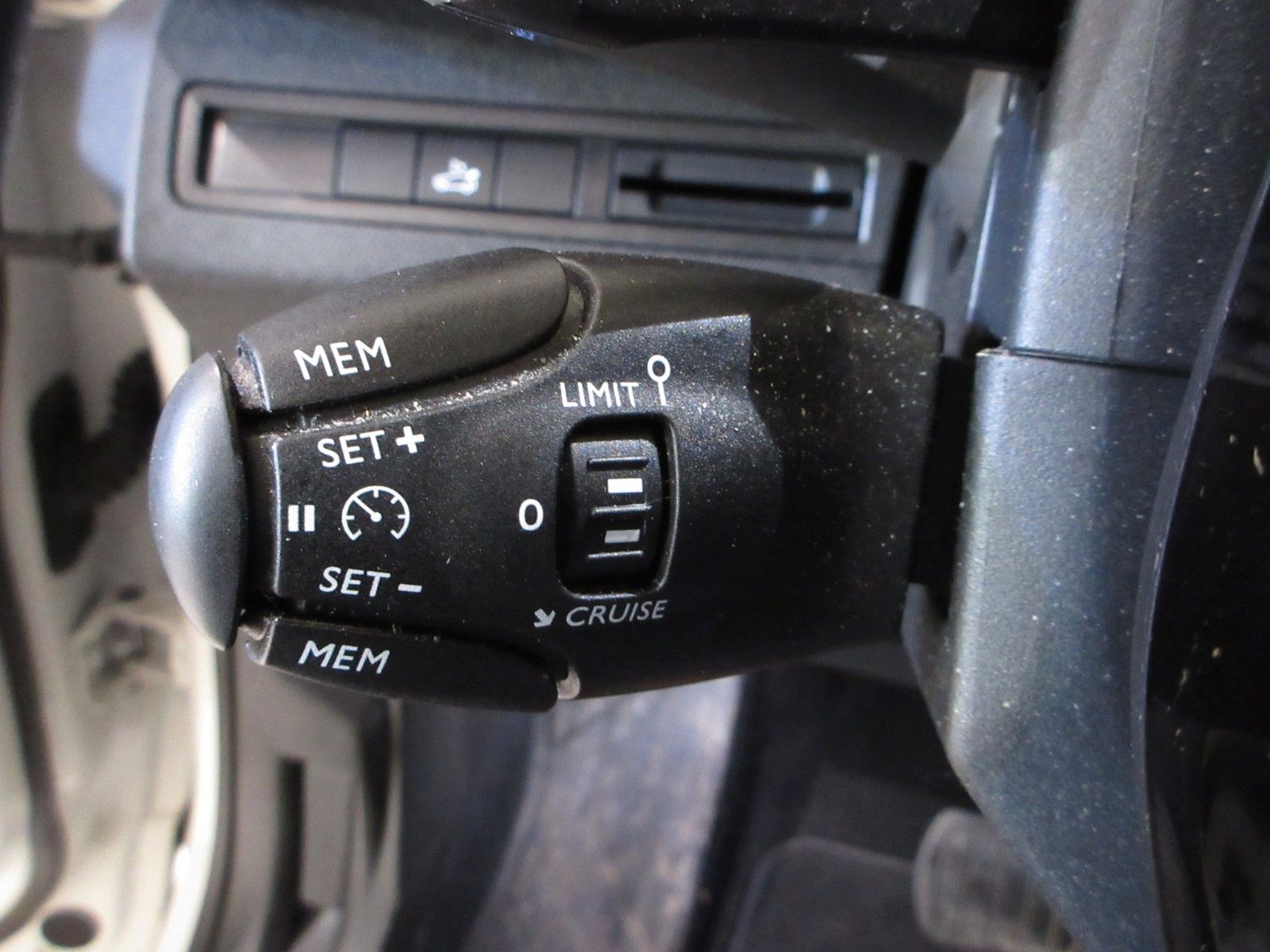 Fahrzeugabbildung Peugeot 3008 Allure 1.2T LED/NAVI/PDC/R´CAM/KEYLESS