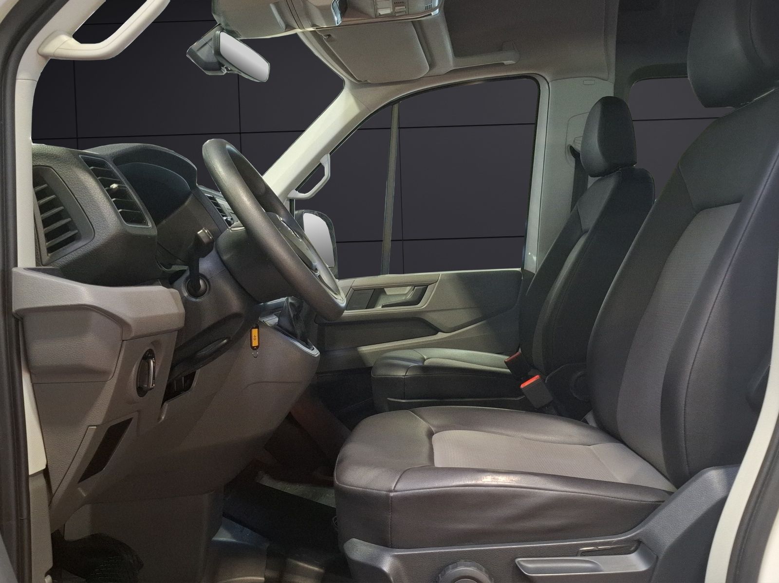 Fahrzeugabbildung Volkswagen Crafter Kombi 35 MR DSG 4Mo.8-Si Rollstuhlrampe