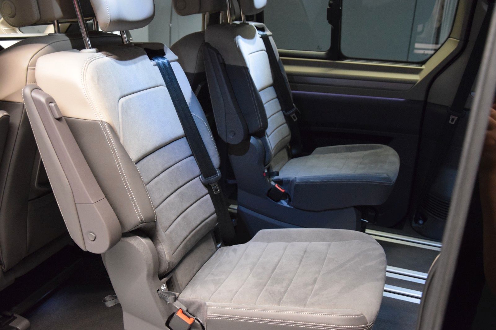 Fahrzeugabbildung Volkswagen T7 Multivan Style lang H&k vis-a-vis AHK ACC StH
