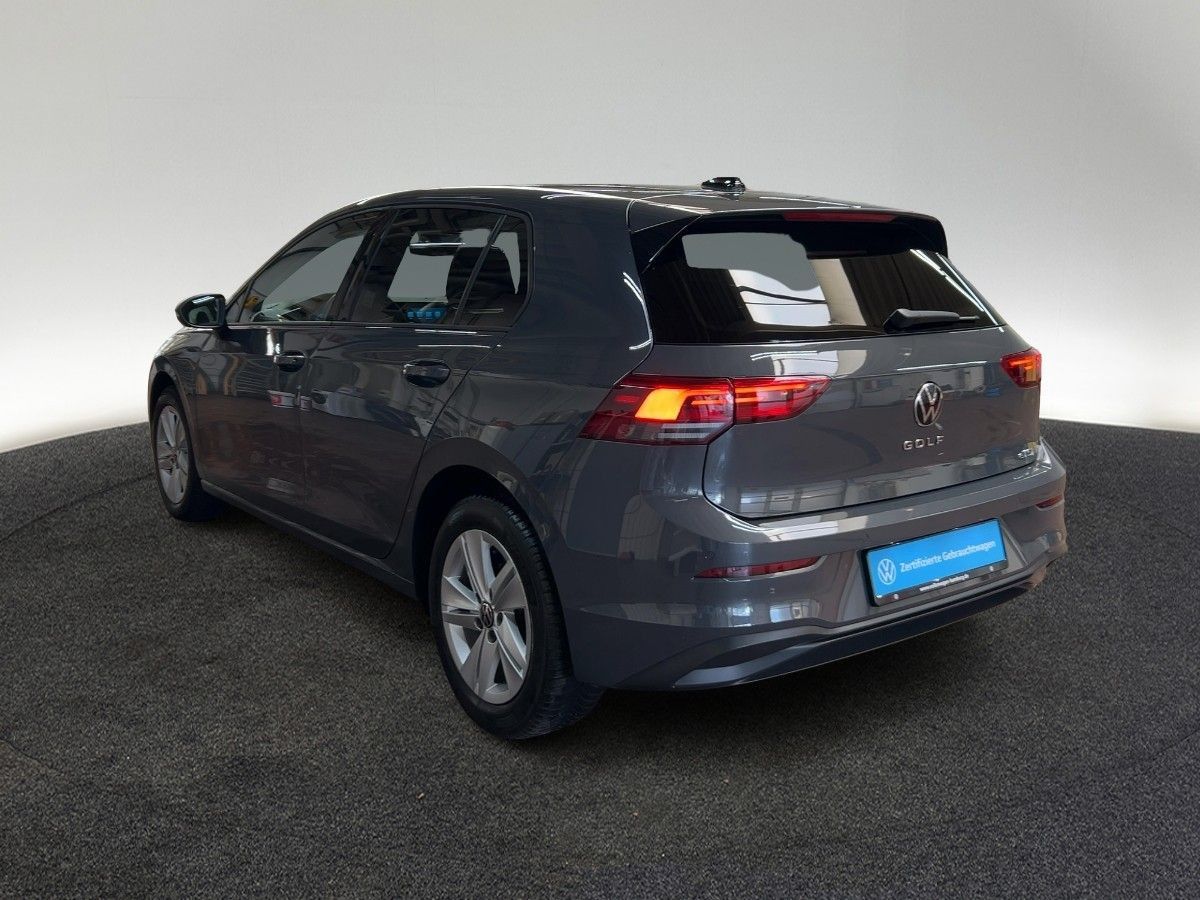 Volkswagen Golf VIII 1.0 eTSI Life DSG ACC Rear View Travel foto 3