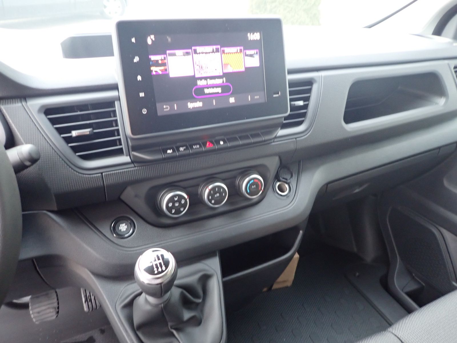 Fahrzeugabbildung Renault Trafic 3,0t BLUE dCi 130 L1H1 KOMFORT/BOTT-PAKET