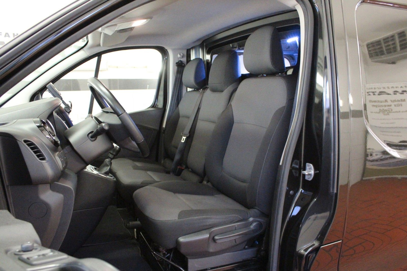 Fahrzeugabbildung Renault Trafic Grand dCi 145 L2H1 LKW 3.0t AHK
