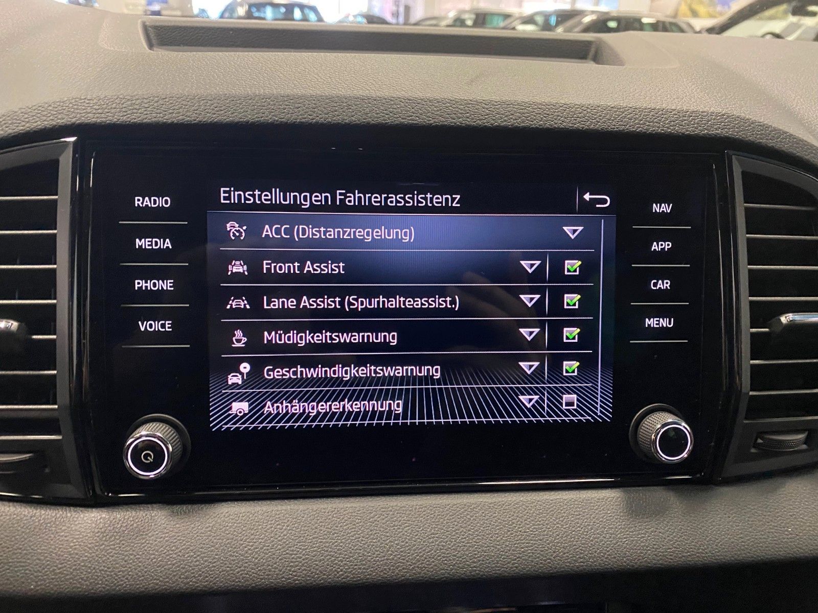 Fahrzeugabbildung SKODA Karoq 1.5l TSI DSG Sportline+NAVI+MATRIX+AHK+18"