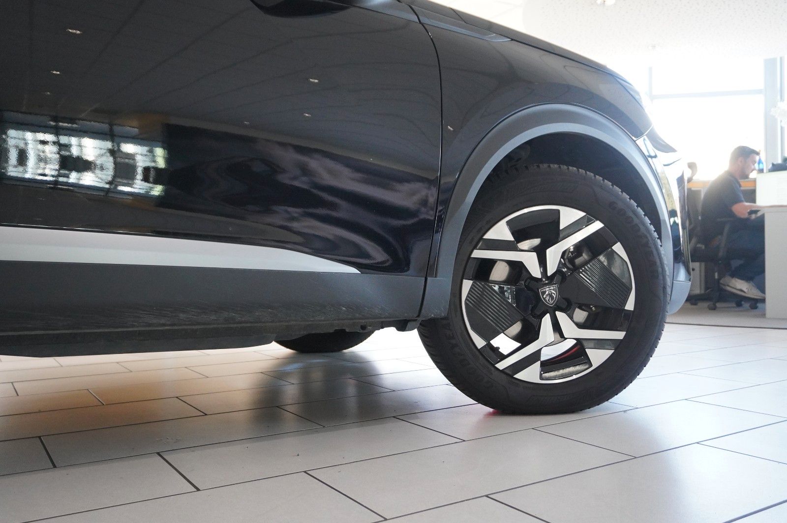 Fahrzeugabbildung Peugeot 2008 1.2 HYBRID ALLURE E-DSC NAVI/LED/SPORT/VIRT