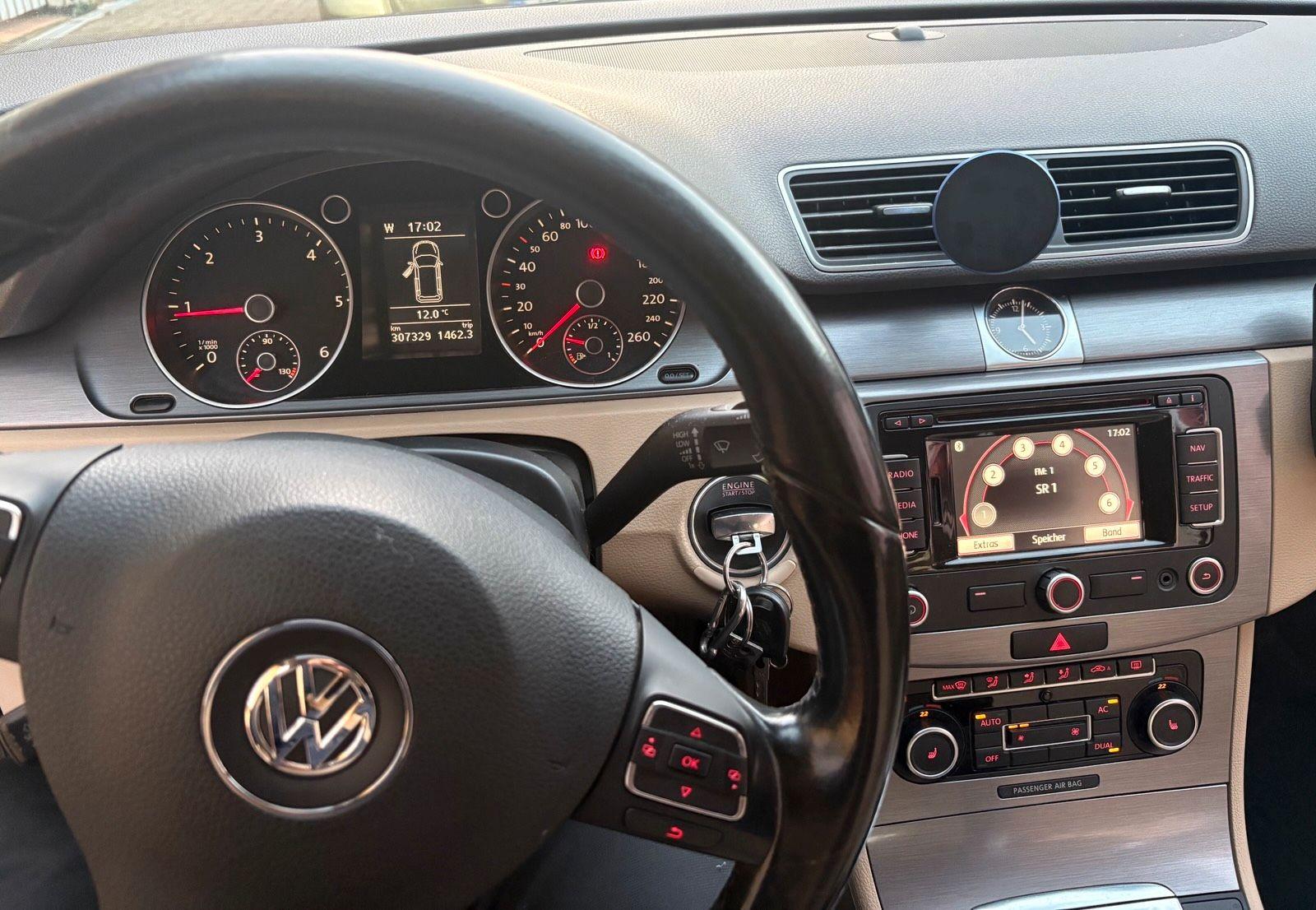 Volkswagen Passat 2010 — interior