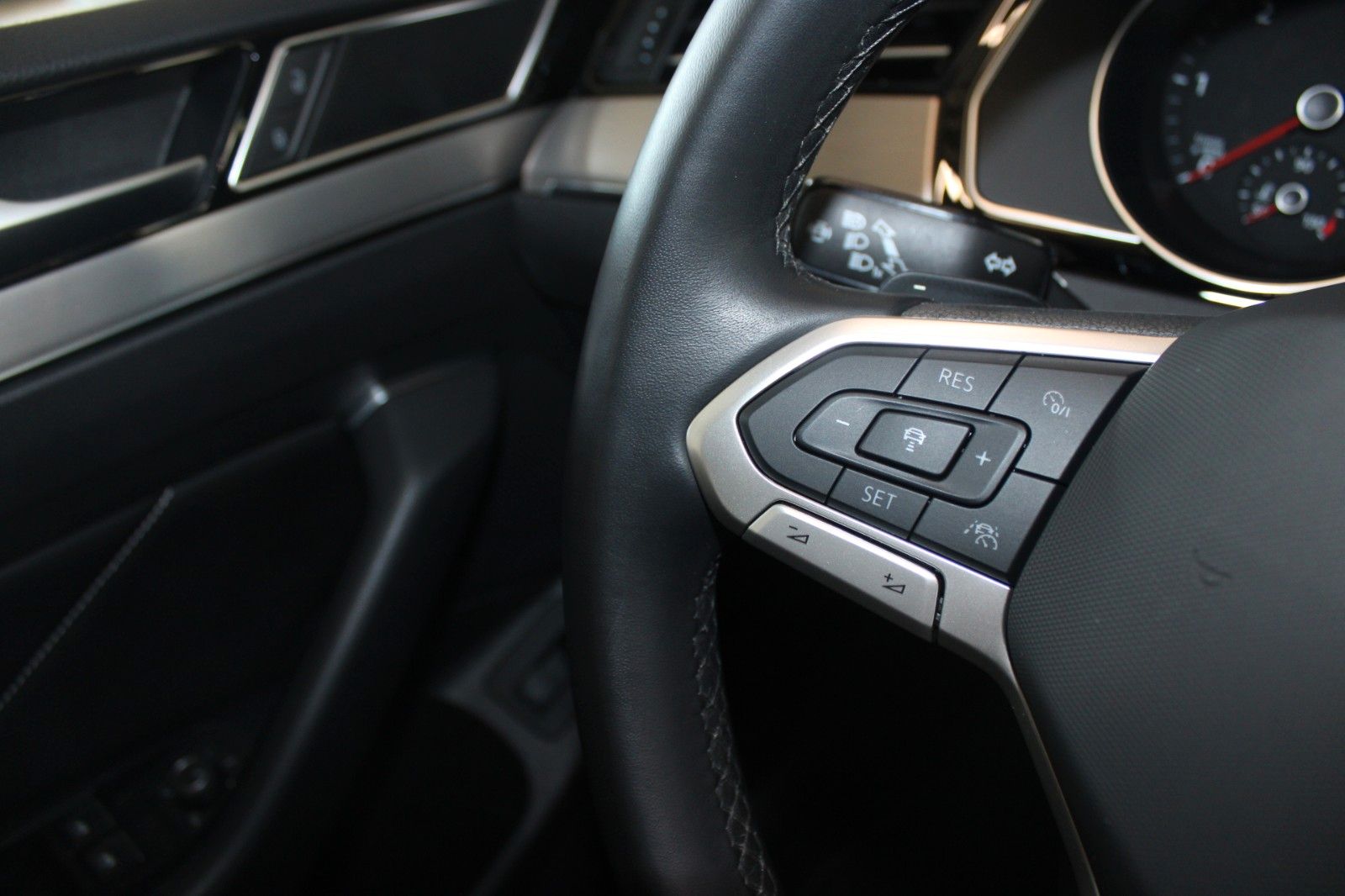 Fahrzeugabbildung Volkswagen Passat 2.0 TDI DSG Elegance LED CAM ACC NAVI uvm