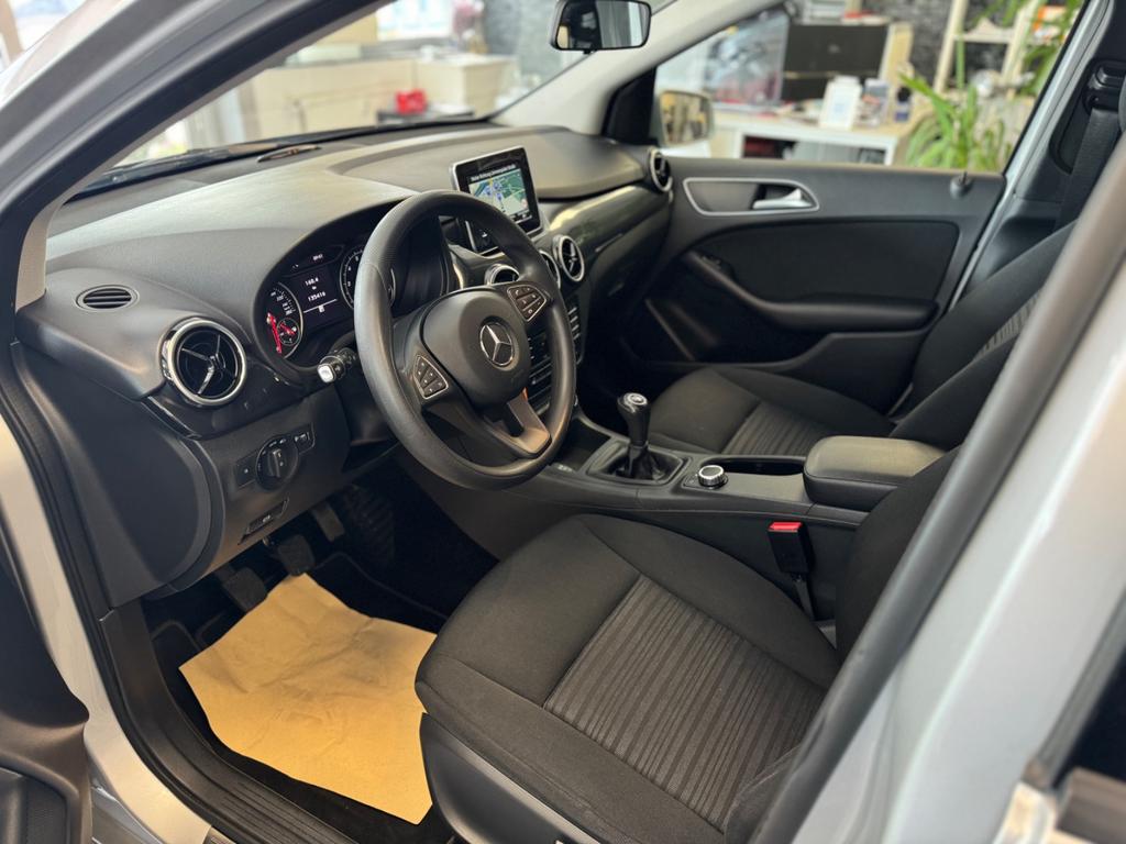 Mercedes-Benz B 180