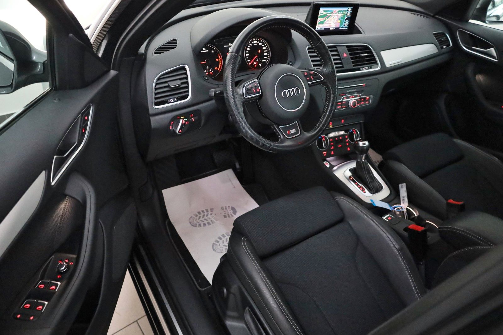 Fahrzeugabbildung Audi Q3 quattro S Line T.Leder,Navi,Xenon,SH,PDC,AHK