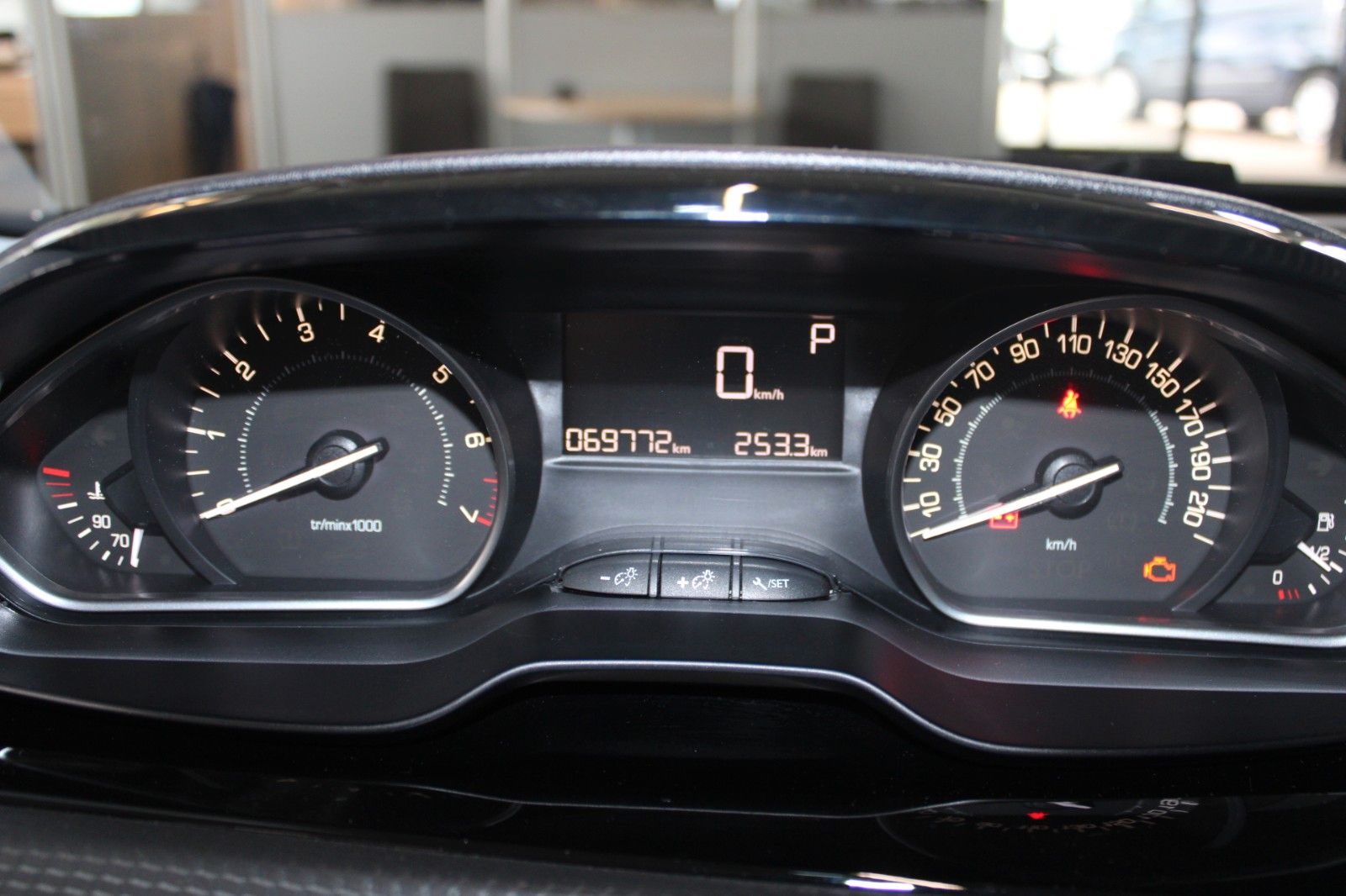 Fahrzeugabbildung Peugeot 208 Signature 110 Aut. Klimaauto PANO SHZ Allwet