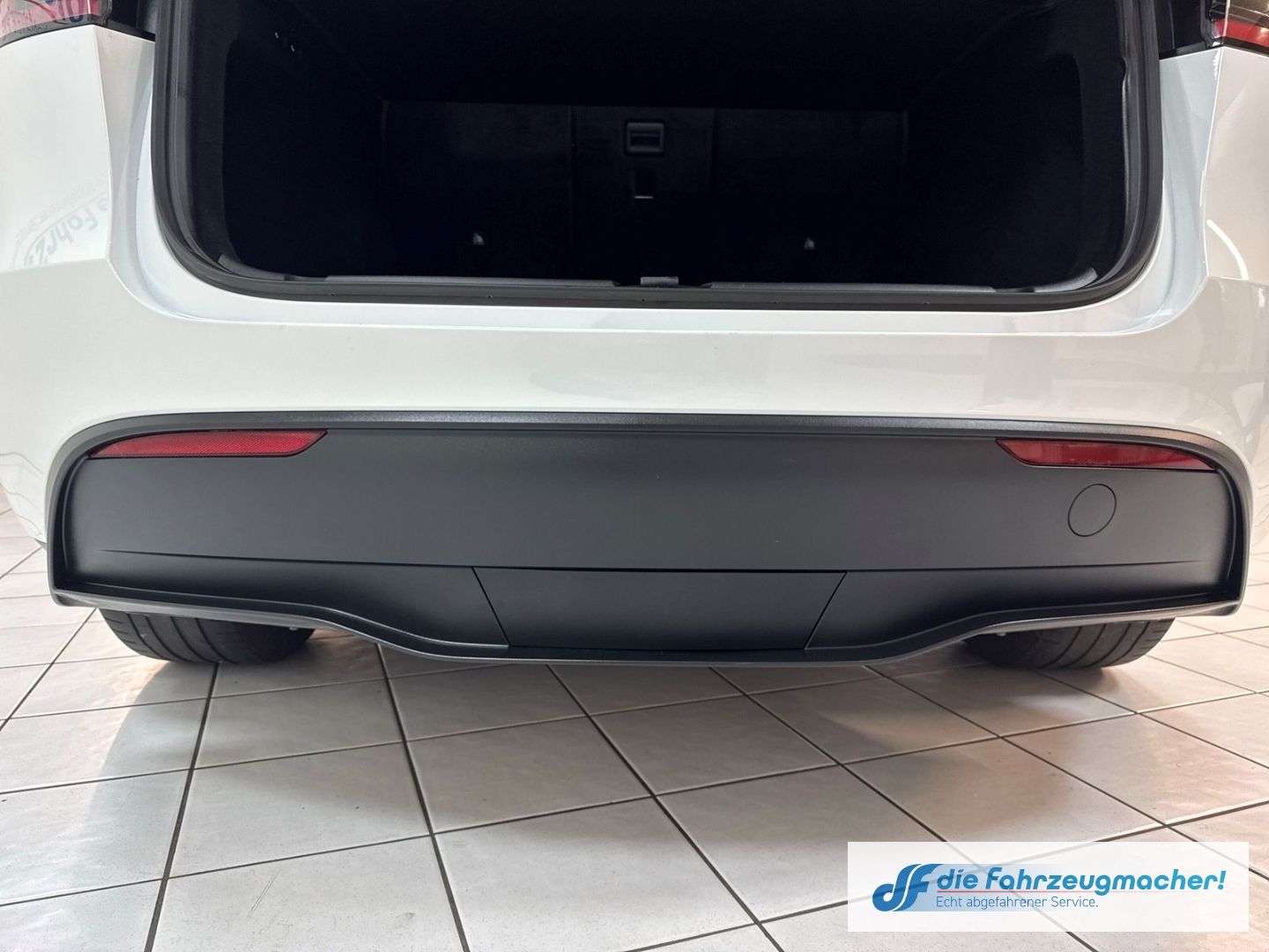Fahrzeugabbildung Tesla Model Y Long Range Dual AWD Panorama Navi Sounds