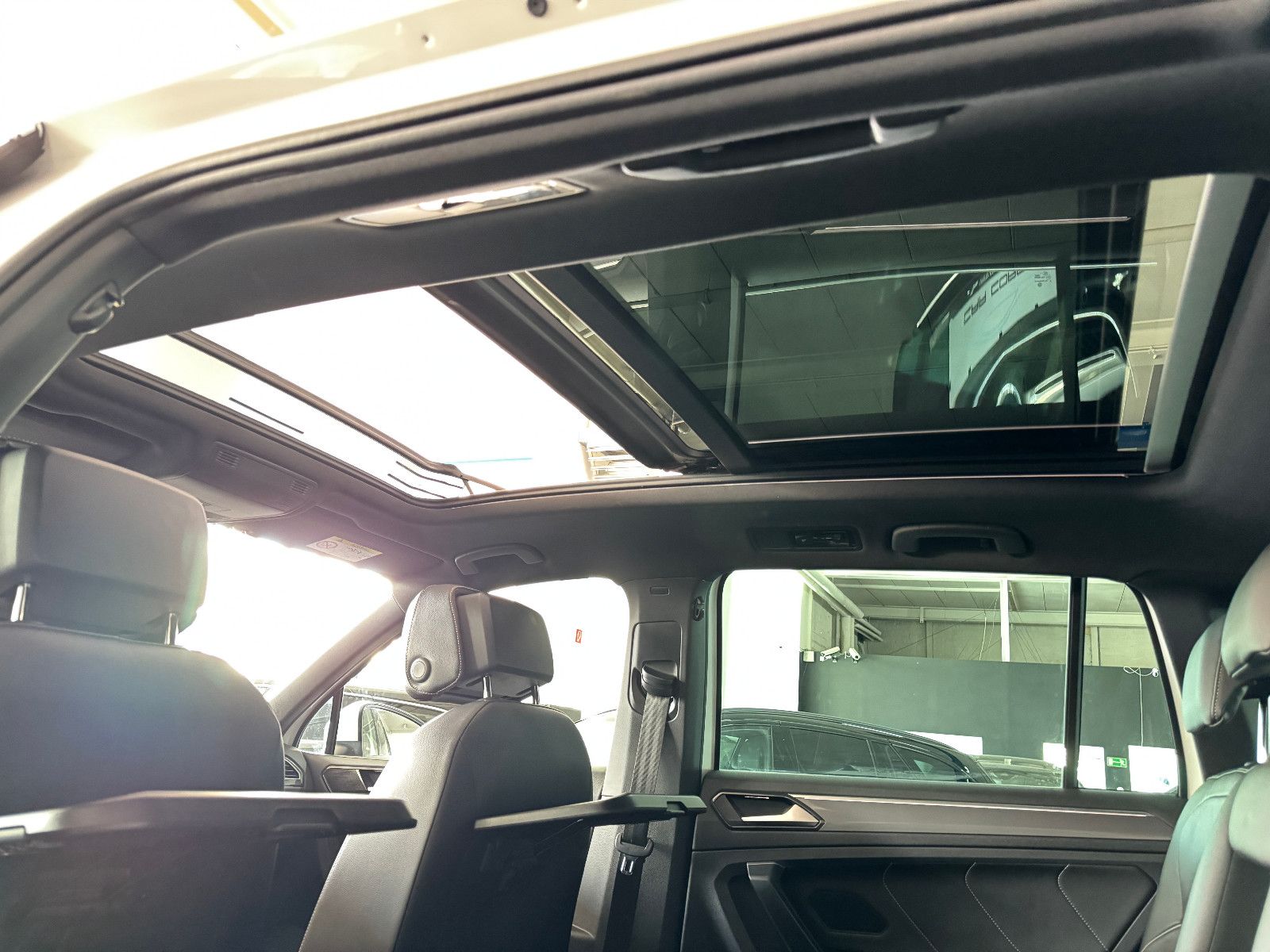 Fahrzeugabbildung Volkswagen Tiguan DSG 4MO 3X R-LINE PANO MEMORY BLACK STYLE