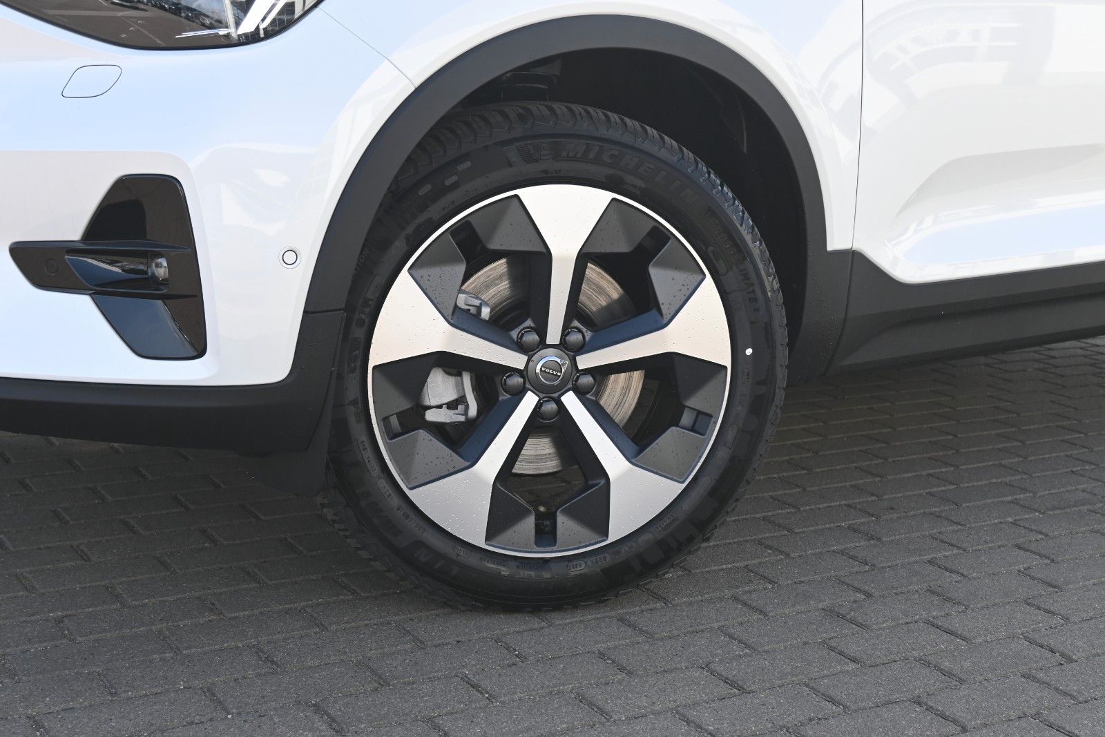 Fahrzeugabbildung Volvo XC40 B3 DKG Plus Dark*H&K*FSHZG*360°*ACC*AHK