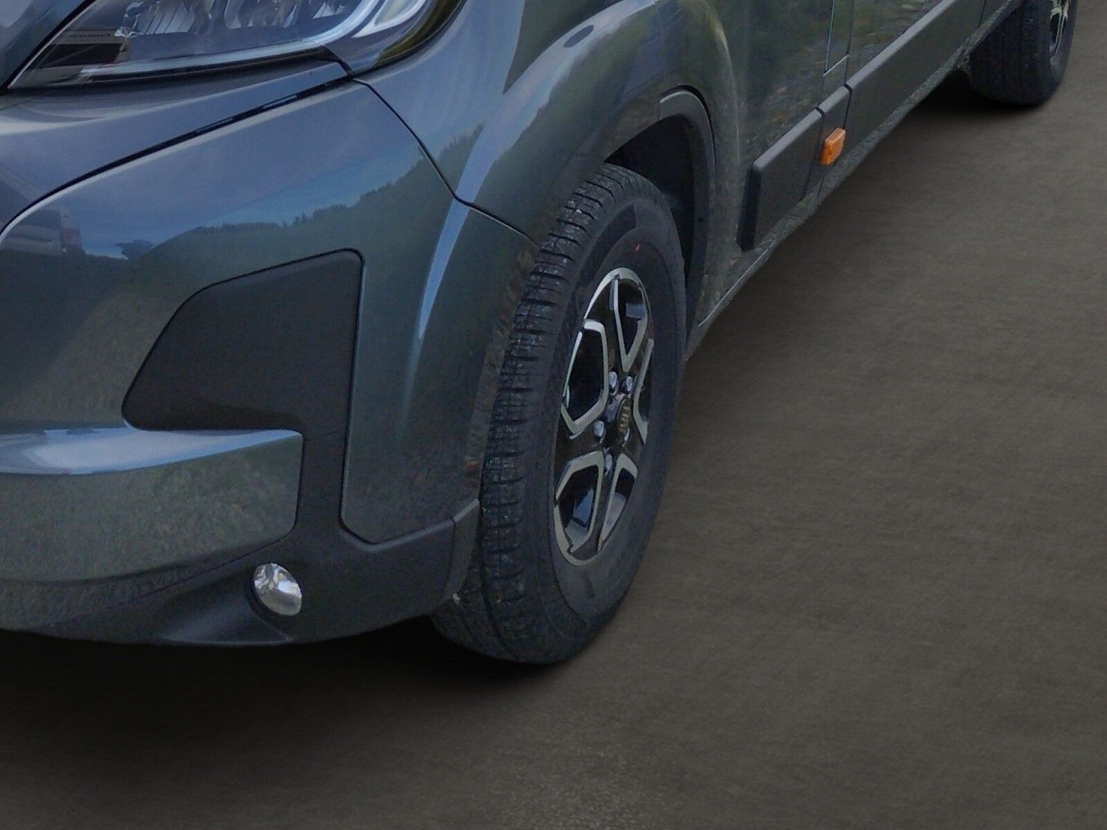 Fahrzeugabbildung Eura Mobil Van V 635 EB 40H Chassis, Skyroof, RFK