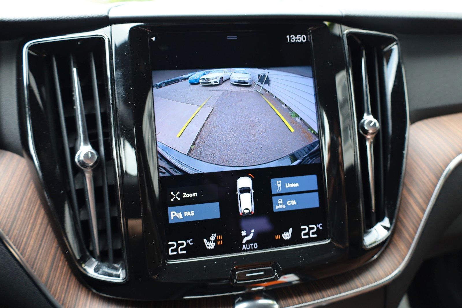 Fahrzeugabbildung Volvo XC 60 Momentum Pro Geartr.Leder,Navi,SH, Kamera