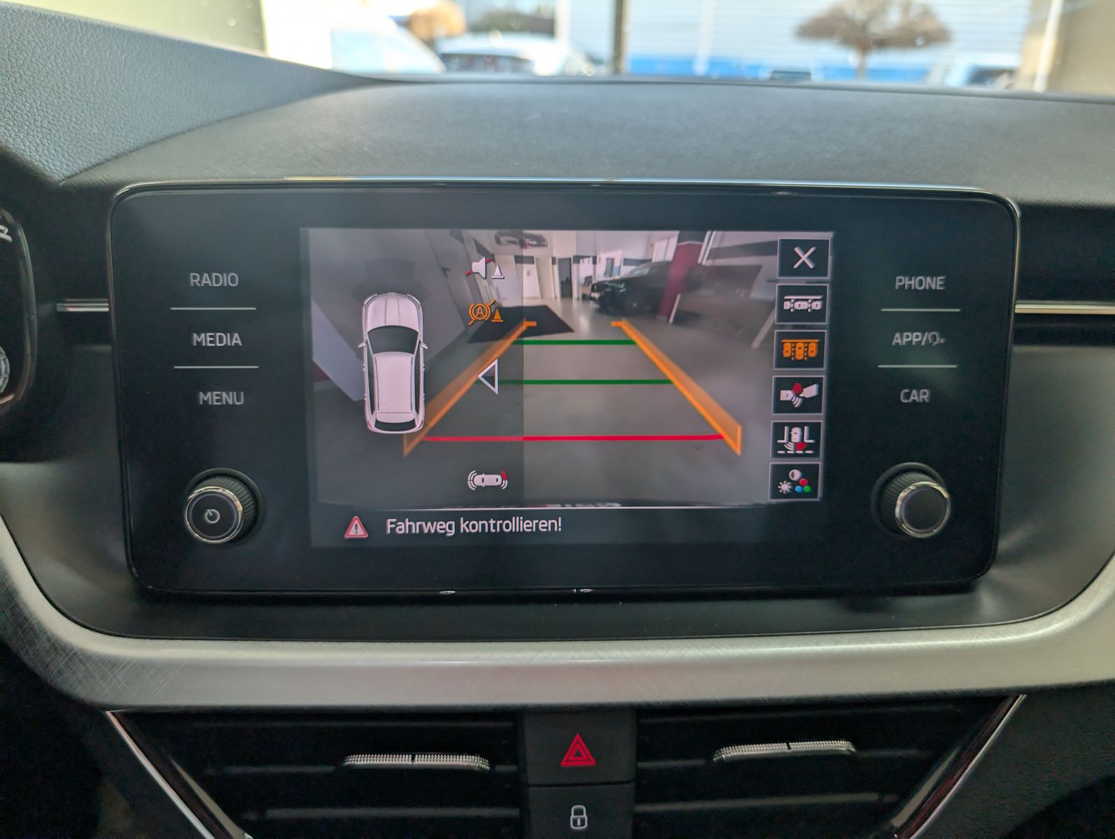 Fahrzeugabbildung SKODA Kamiq Tour 1,0TSI PANORAMA LED SHZ KAM APPLINK