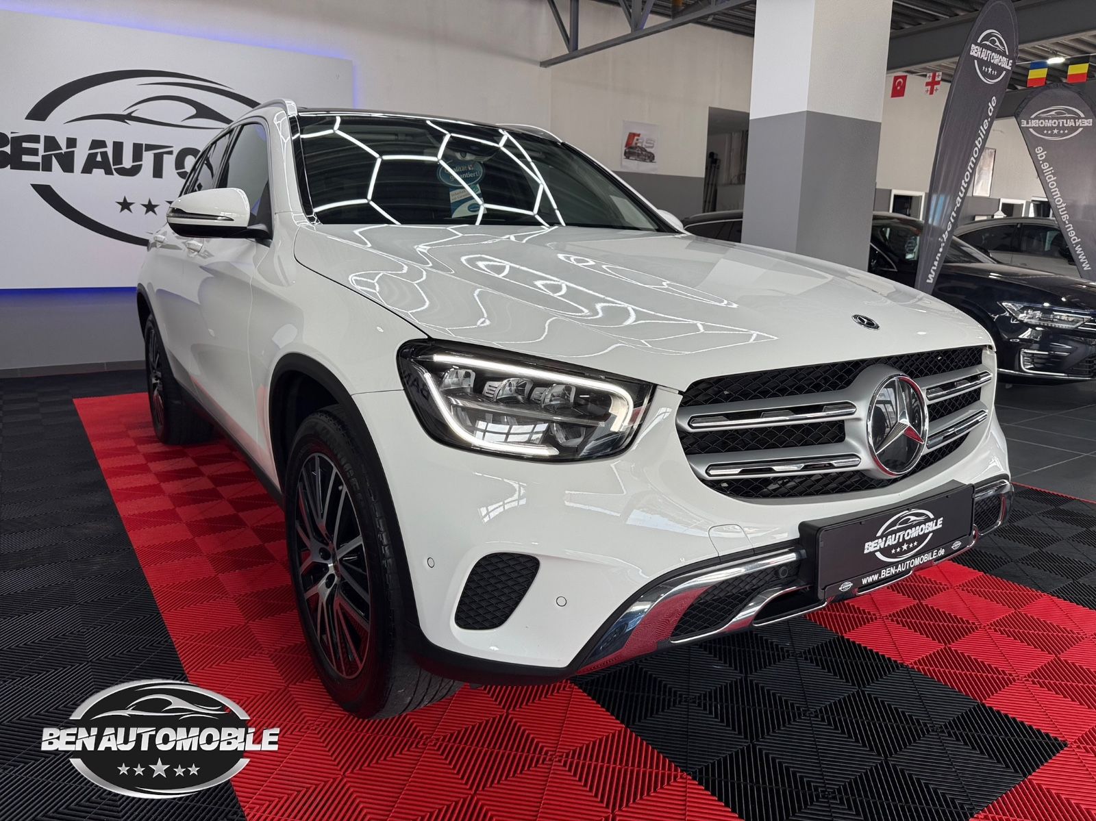 MERCEDES-BENZ GLC 300d 4Matic PANO+LED+RFK+AHK