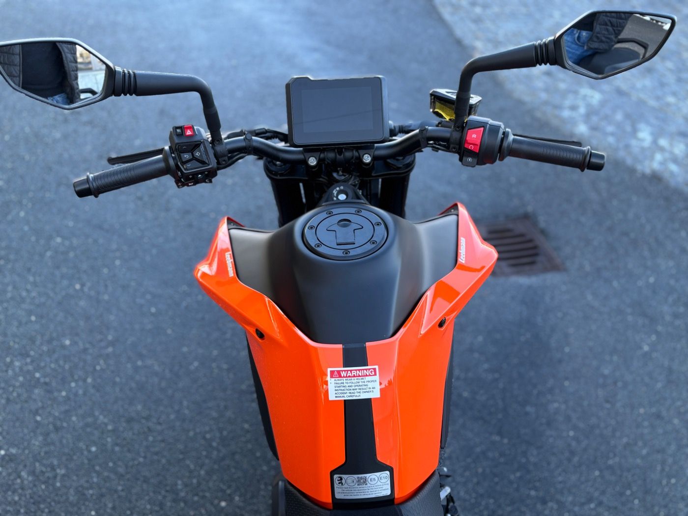 Fahrzeugabbildung KTM 790 Duke Modell 2026 mitTech Pack auch in Schwar