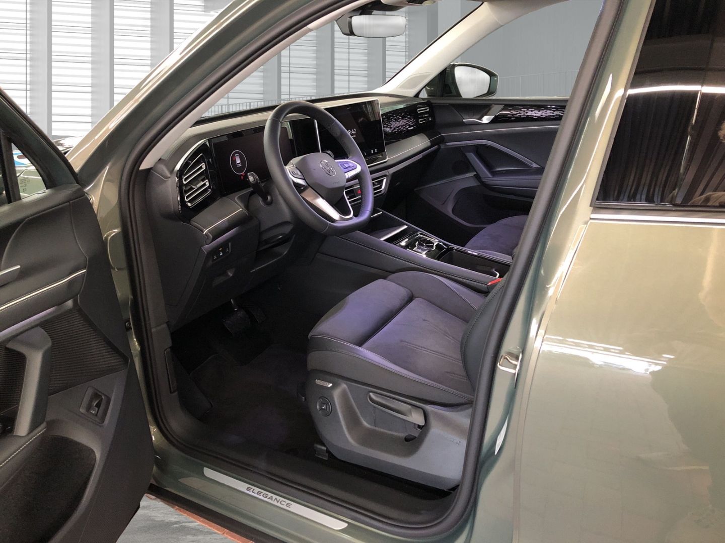 Fahrzeugabbildung Volkswagen Tiguan Elegance 1.5 eTSI DSG AHK-klappbar Navi D