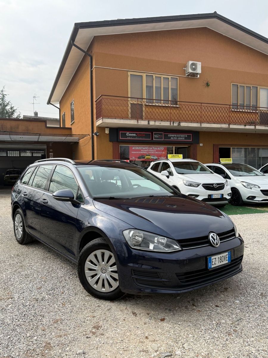 Volkswagen Golf - 1