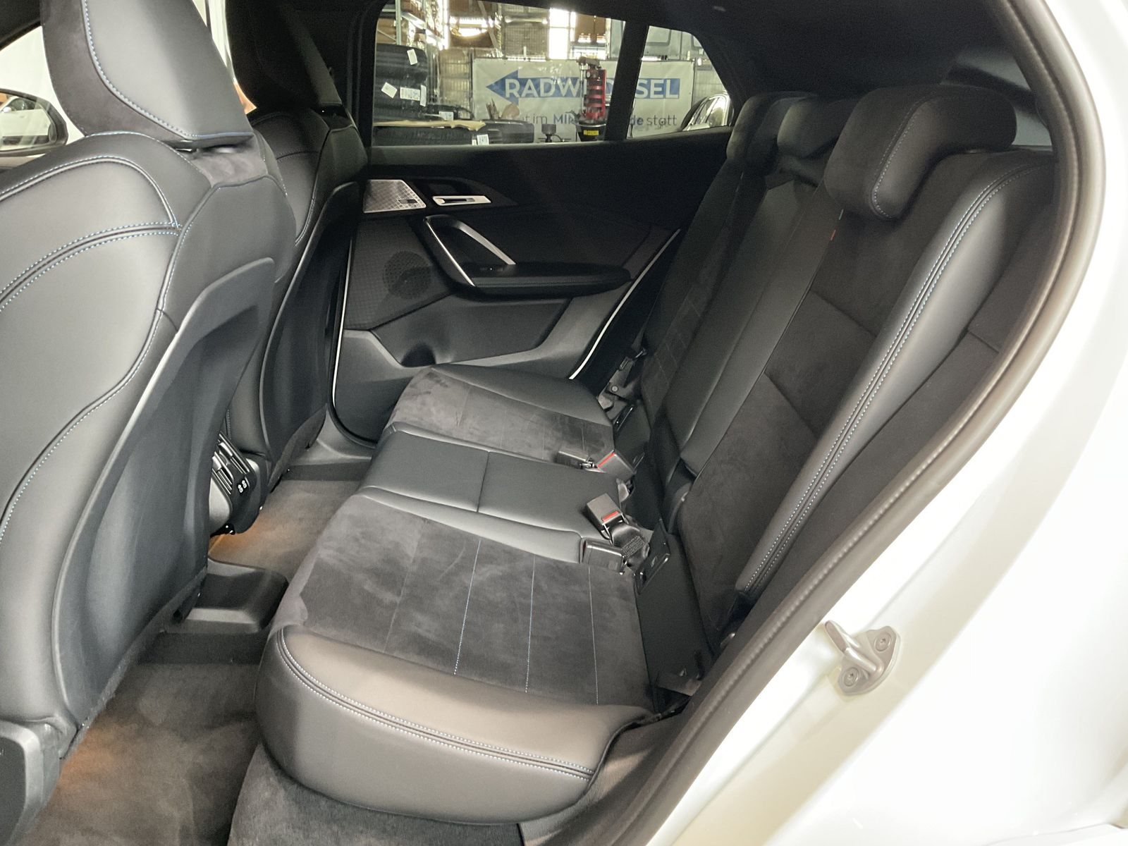 Fahrzeugabbildung BMW iX2 xDrive30 |M Sportpaket |Aktivsitz |19 M LMR