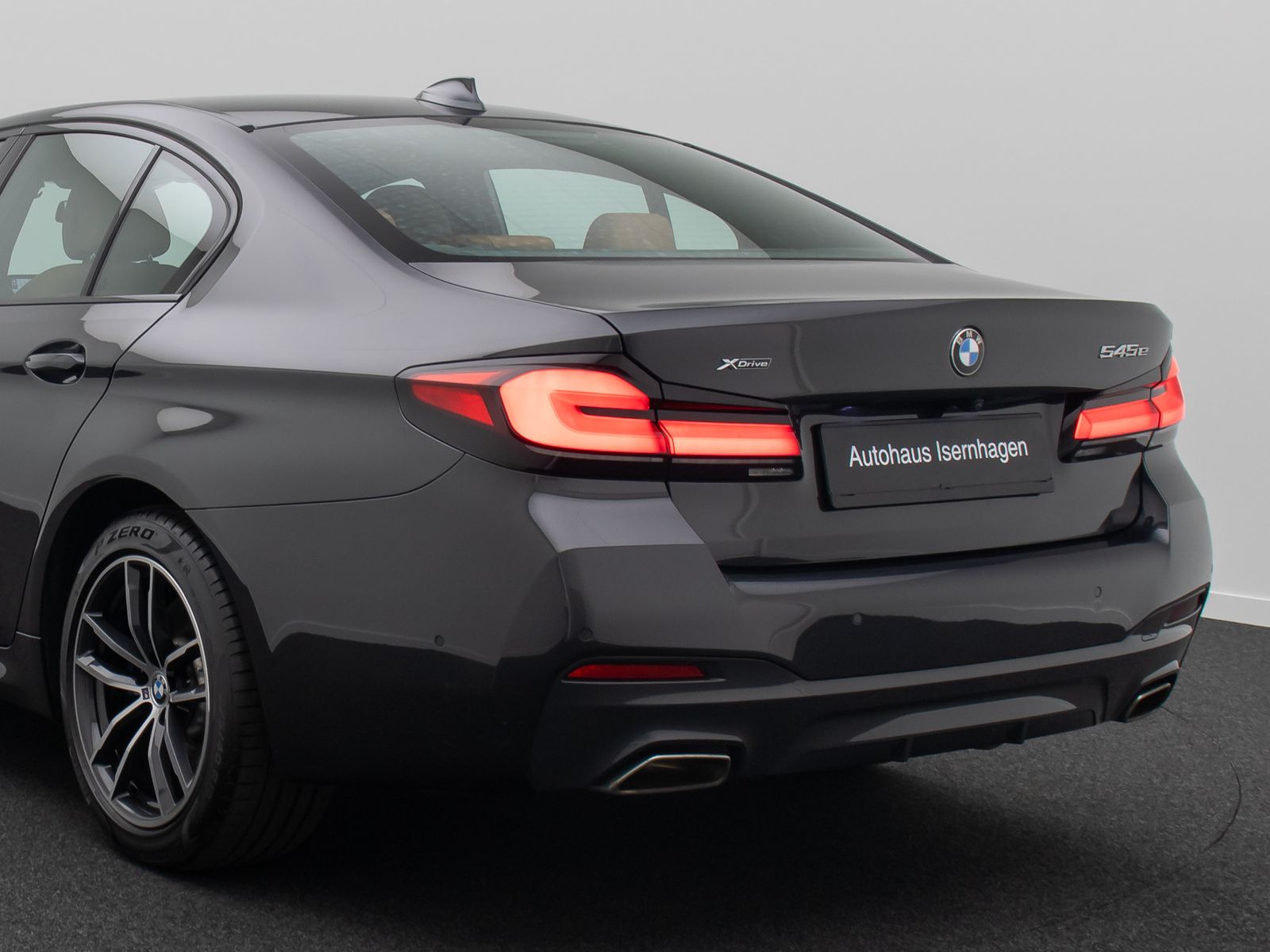 Fahrzeugabbildung BMW 545e xD M Sport 360° HUD H/K DAB AHK Komfort