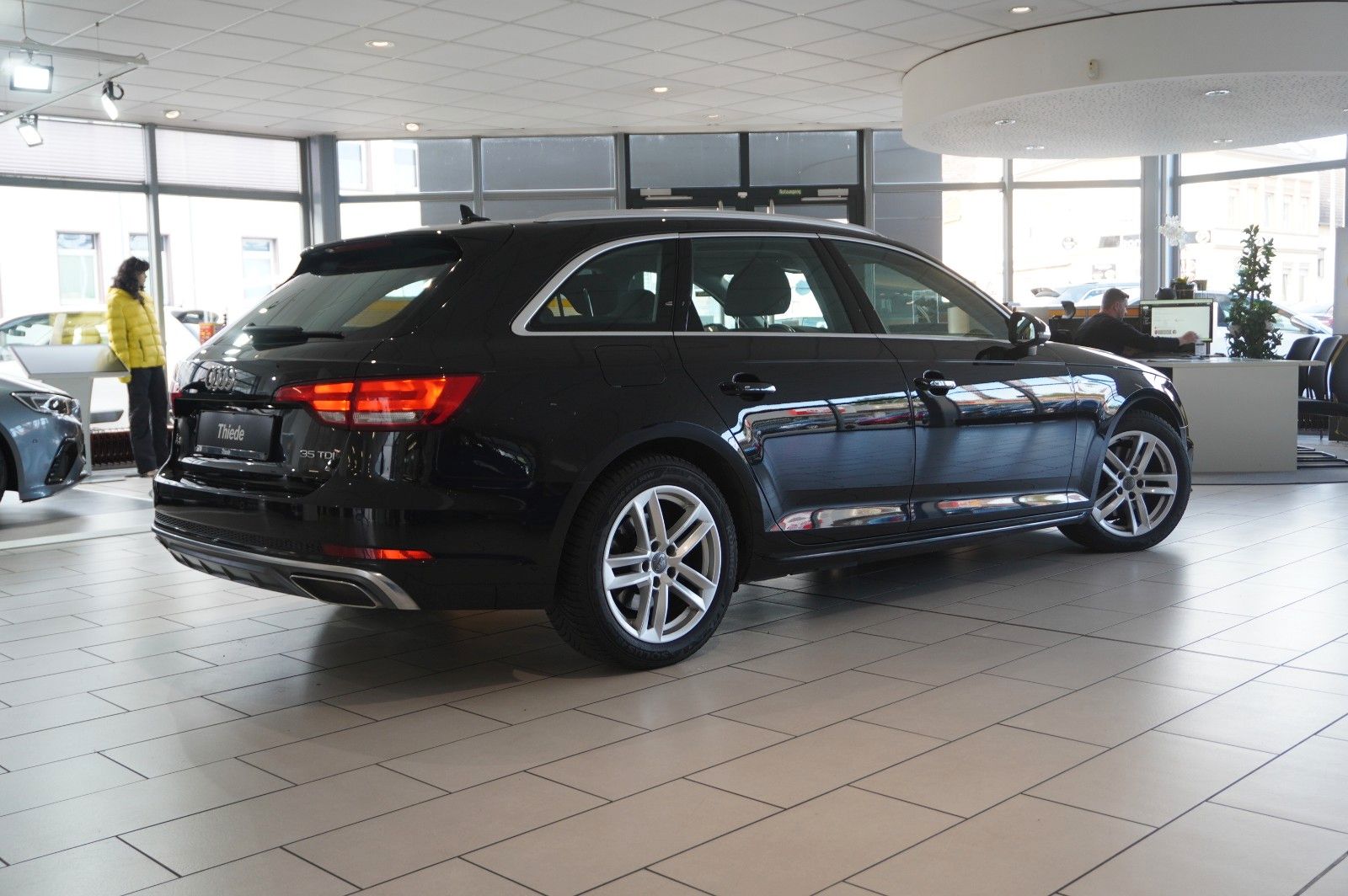 Fahrzeugabbildung Audi A4 Avant 35 TDI S-LINE SPORT NAVI/LED/KAMERA/DAB