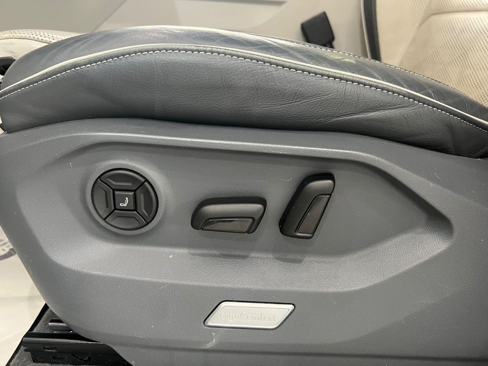 Fahrzeugabbildung Volkswagen Touareg 4.0 V8 Elegance 4Motion R line