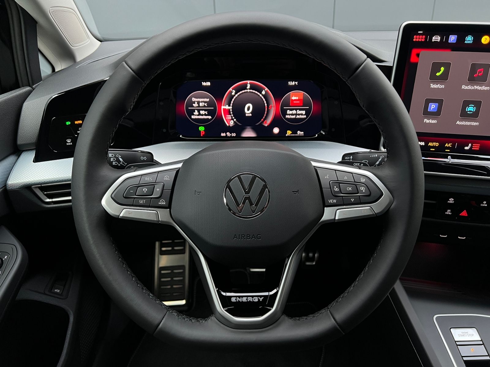 Fahrzeugabbildung Volkswagen Golf VIII Variant Life 2.0 TDI DSG *AHK, LED, AC