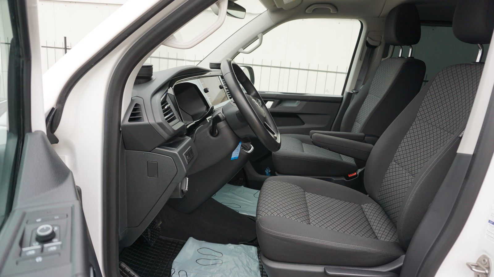 Fahrzeugabbildung Volkswagen T6 Multivan 2.0L TDI DSG Kamera Navi AHK 7 Sitze