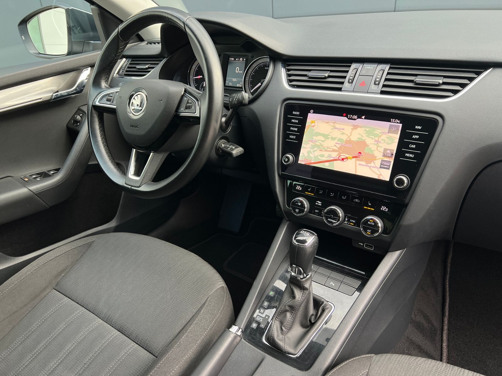 Fahrzeugabbildung SKODA Octavia Combi Style 1.5 TSI DSG ACT *Einparkhilf