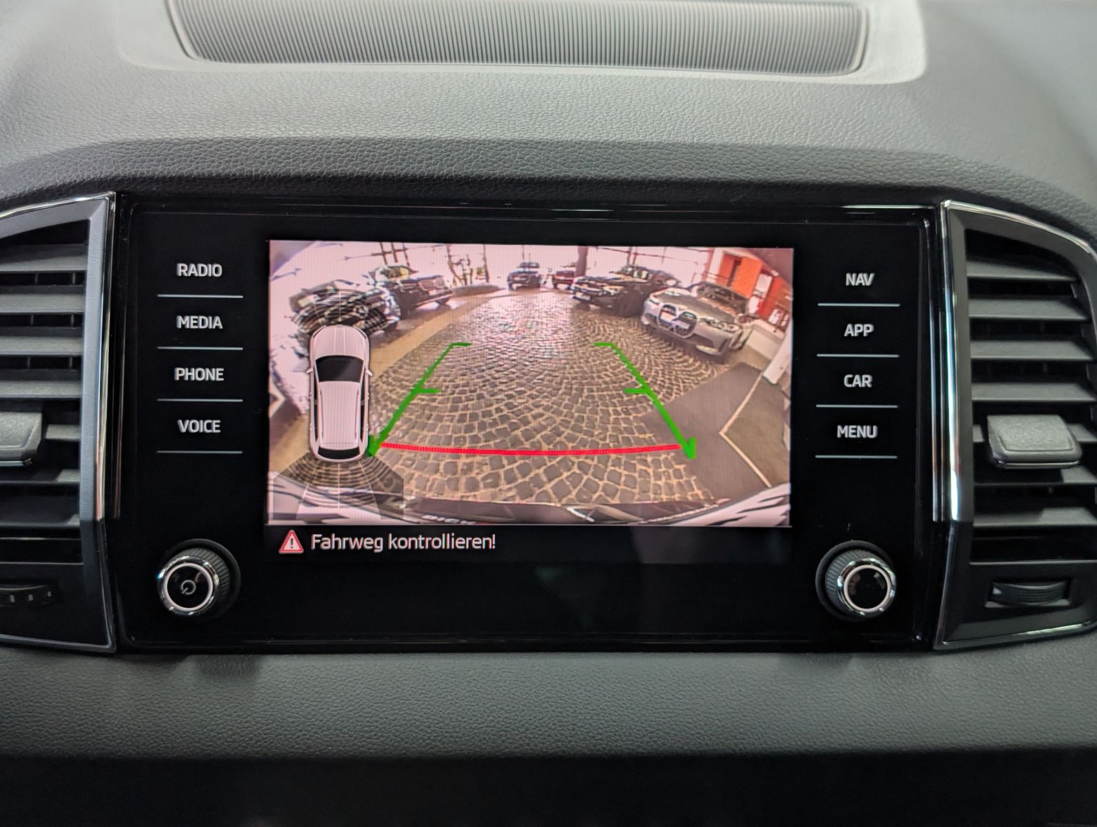 Fahrzeugabbildung SKODA Karoq Sportline 4x4 2.0 TSI ACC APP 4xSHZ AMBI
