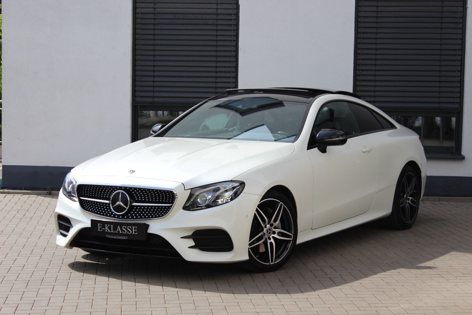 MERCEDES-BENZ E 220 d Coupe **AMG-PAKET PANO 360° 20 ZOLL**