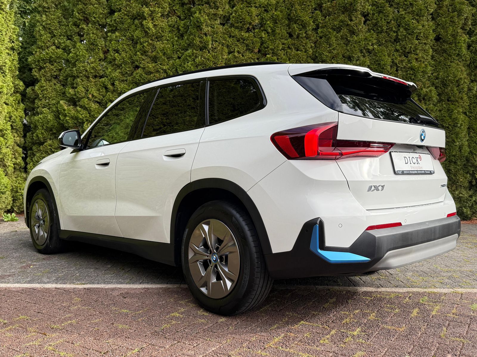 Fahrzeugabbildung BMW iX1 30 xDrive 64 kWh SHADOW+LIFE+SHZ+KAM+LEDER+M