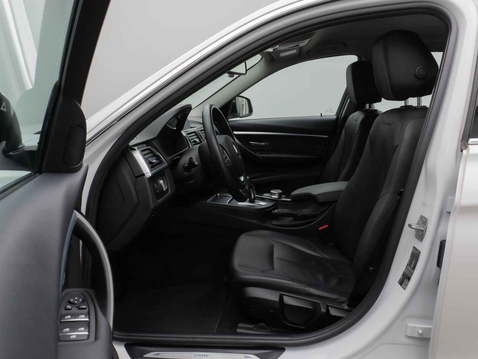 Fahrzeugabbildung BMW 320d Luxury Line Kamera HUD HiFi Stop&Go Komfort