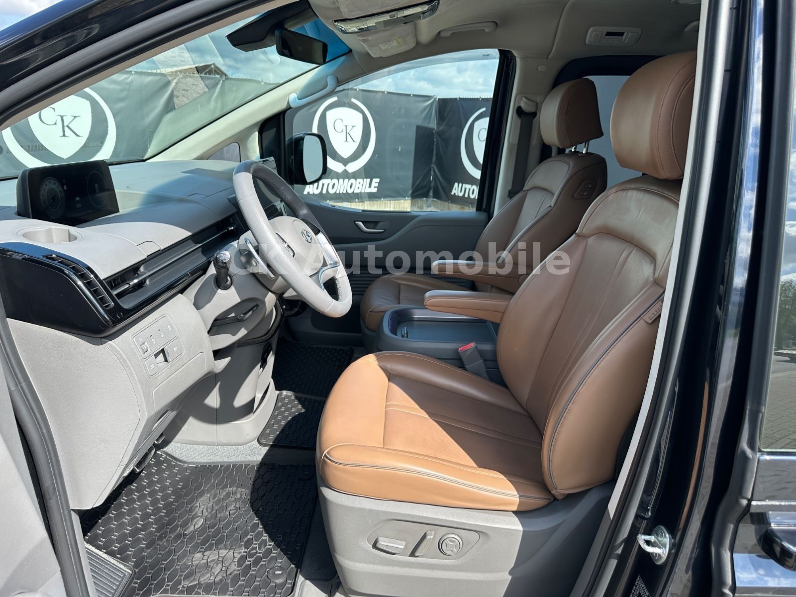 Fahrzeugabbildung Hyundai Staria Premium Signature 4WD/7Sitze/Navi/ACC/AHK