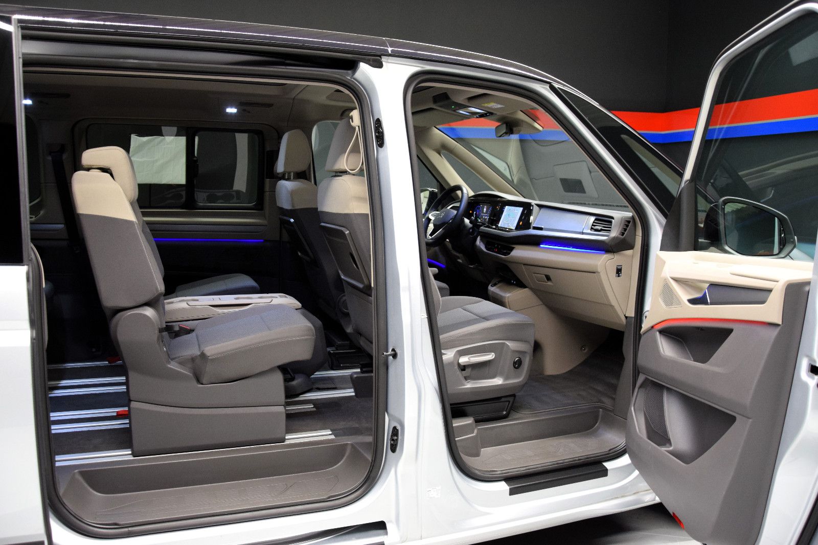 Fahrzeugabbildung Volkswagen T7 Multivan Edition vis-a-vis Standhzg Pano ACC