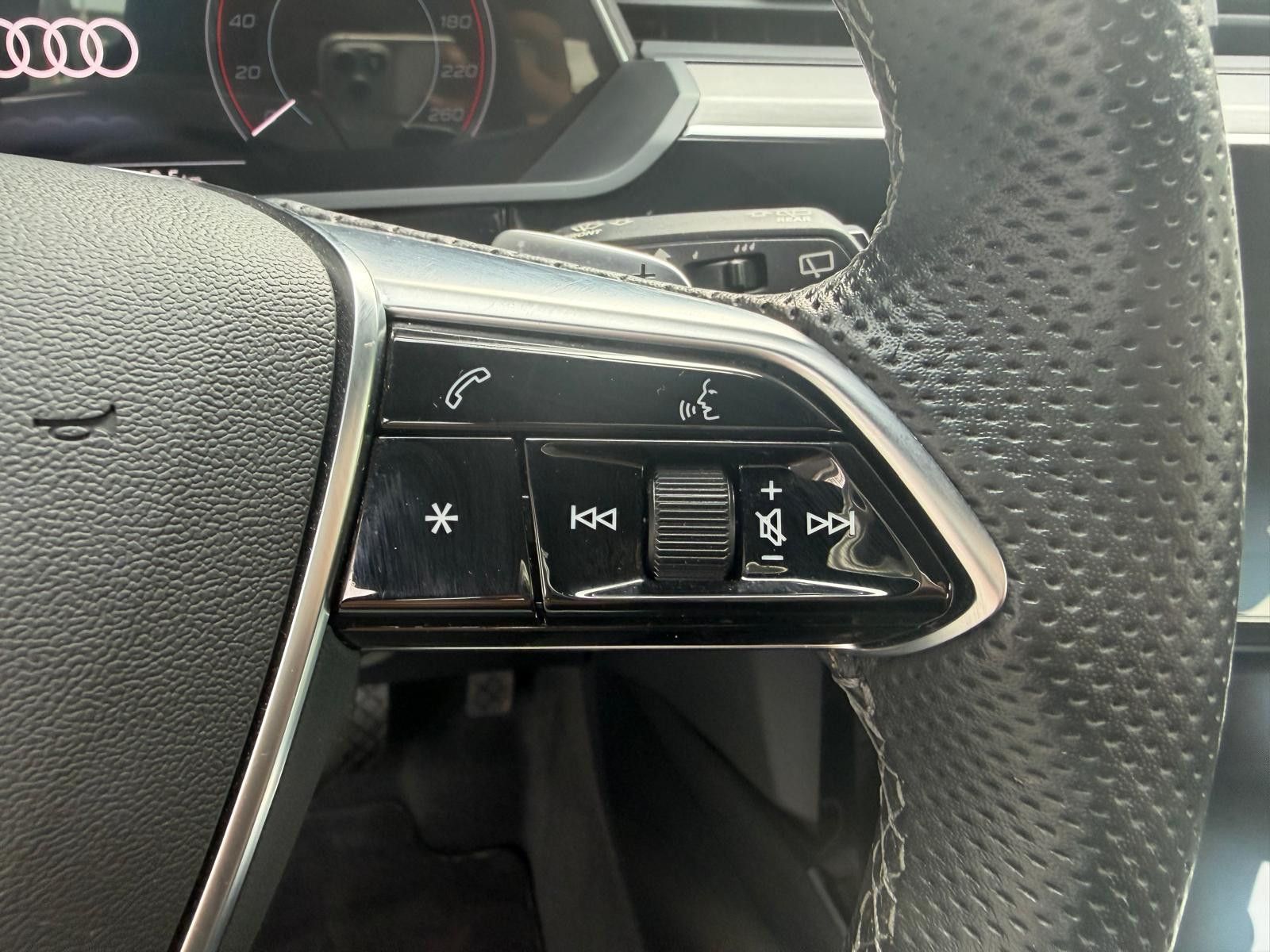 Fahrzeugabbildung Audi e-tron S QUATT 2X S LINE LUFT+MEMO+NAVI+LED+PDC+