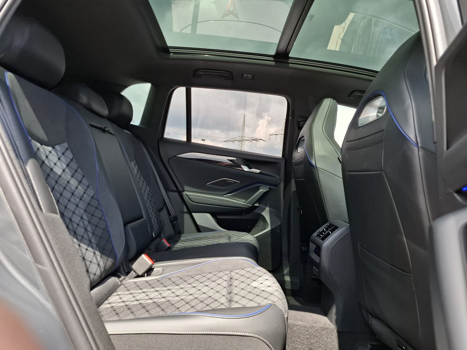 Fahrzeugabbildung Volkswagen Tiguan 2.0 TDI 4M R-Line BLACK*PAN*HK*AHK*MATRIX