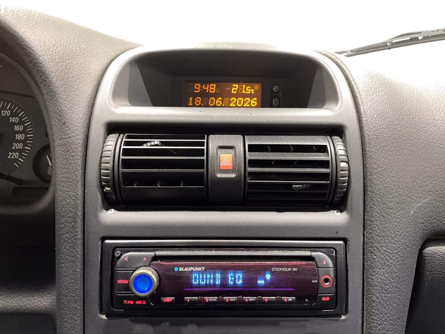 Opel Astra 2009 — photo 10
