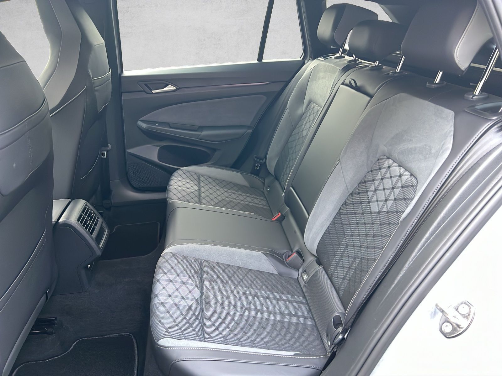 Golf VIII Variant R-Line 1.5 l eTSI DSG AHK*Navi