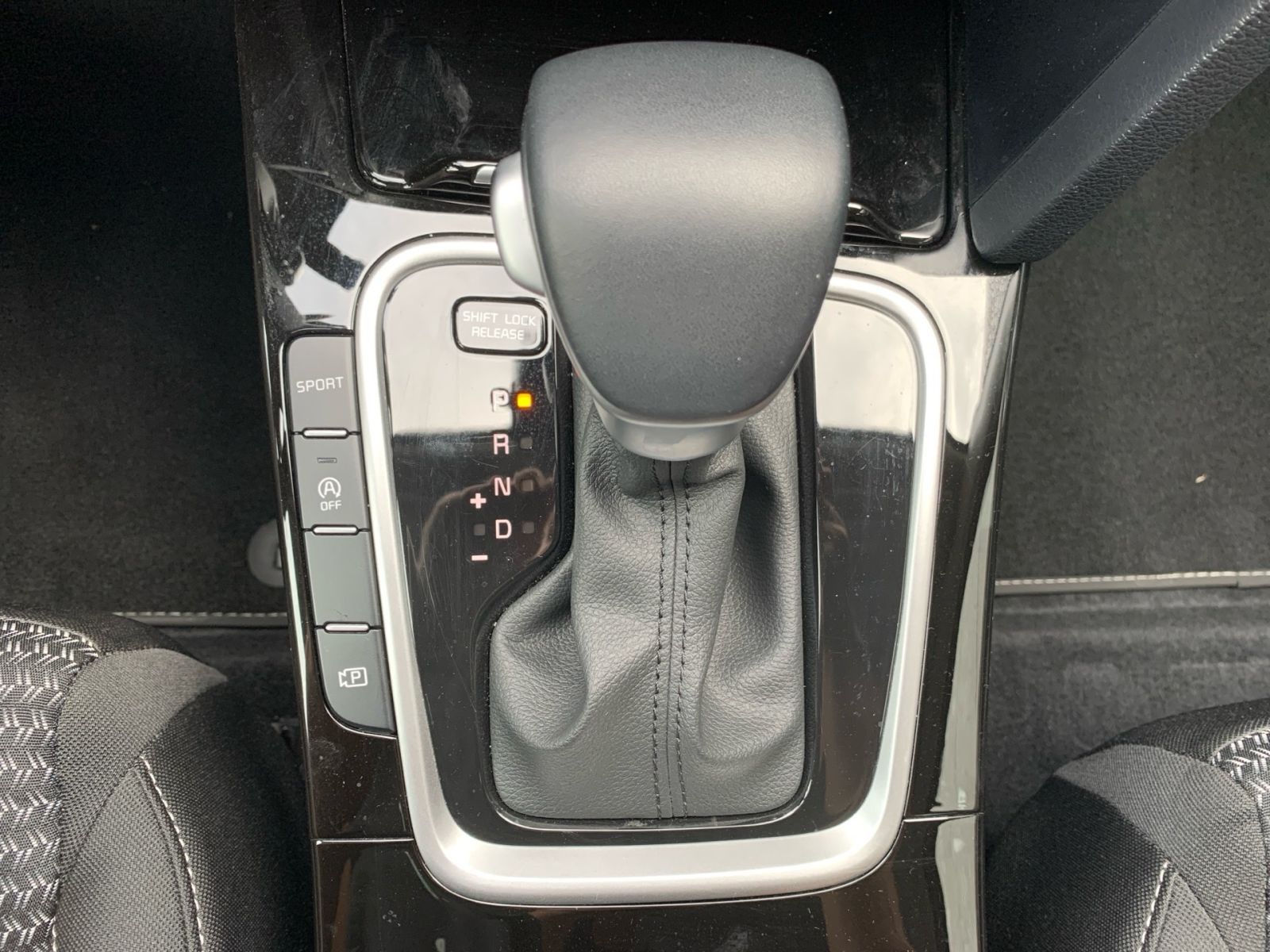 Fahrzeugabbildung Kia Ceed 1.5 7-DCT T-GDI Spirit Navi Allwetter