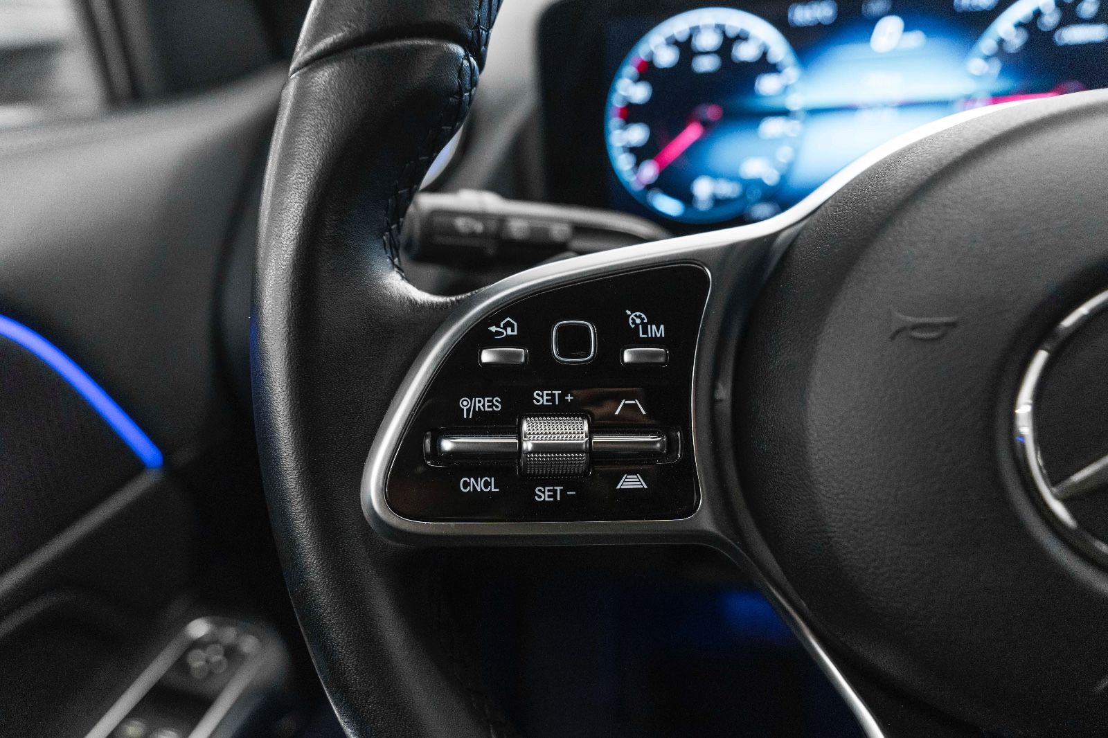 Fahrzeugabbildung Mercedes-Benz GLA 250e PLUG-IN ACC LED KAM TOTW KEYLESS GO NAV