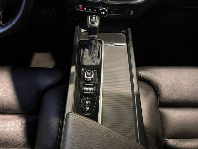 Fahrzeugabbildung Volvo XC60 Momentum Pro 2WD NAVI LEDER ALU