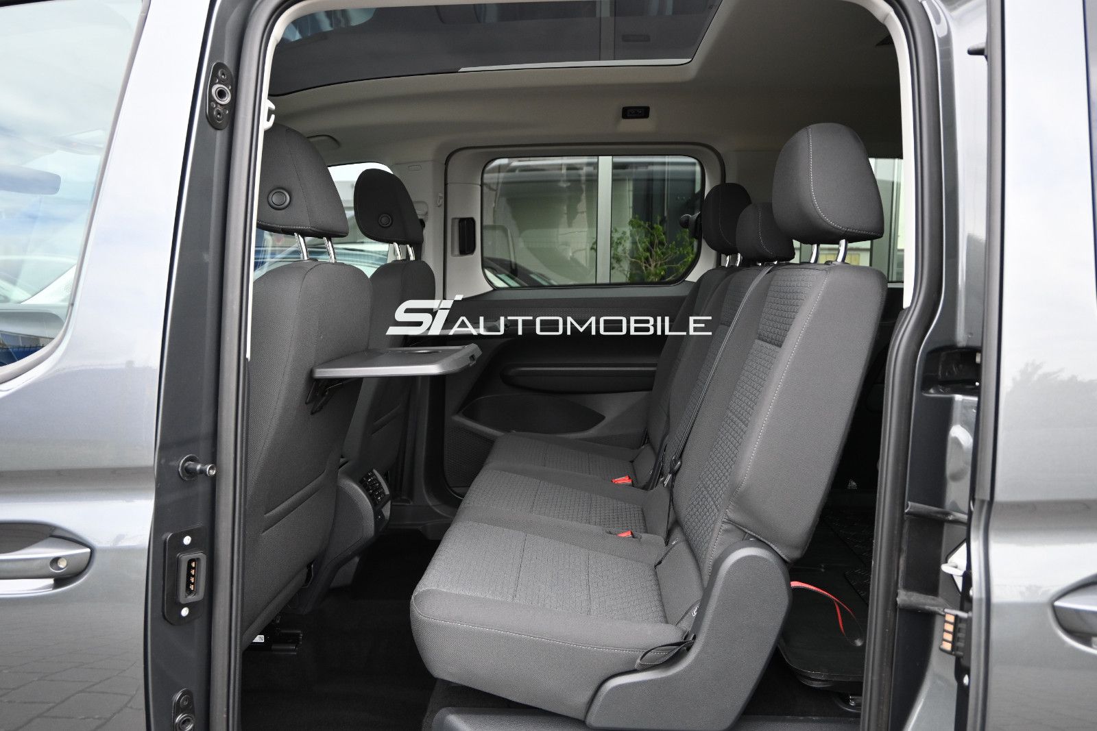 Fahrzeugabbildung Ford Grand Tourneo 2.0 d Titanium Aut °PANO°KAM°8FACH
