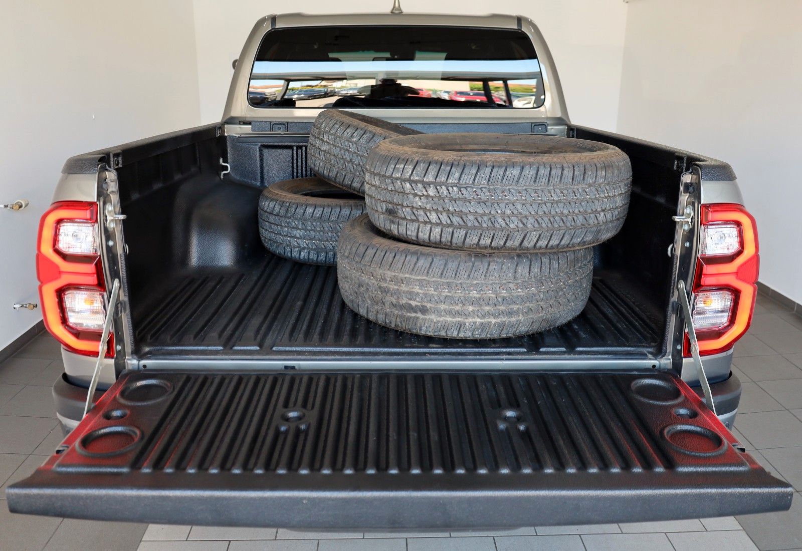 Fahrzeugabbildung Toyota Hilux 2.8 D-4D Invincible,DOKA,ACC,WERKSGARANTIE
