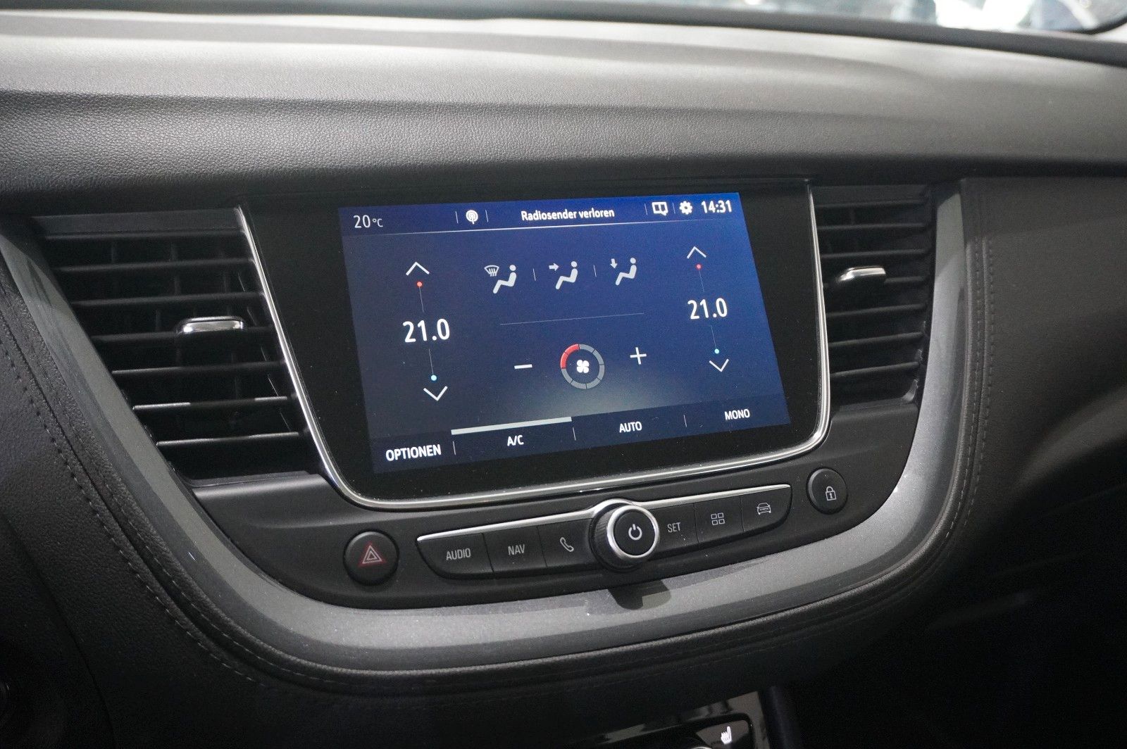 Fahrzeugabbildung Opel Grandland (X) 1.2T INNOV. NAVI/LED/KAMERA/PANO.