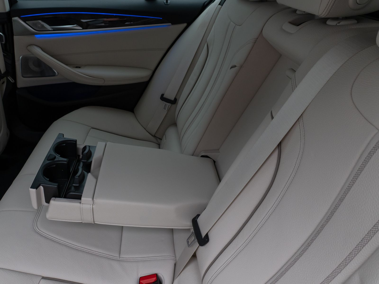 Fahrzeugabbildung BMW 520i Luxury Line Kamera HUD DAB B&W Alarm Sport