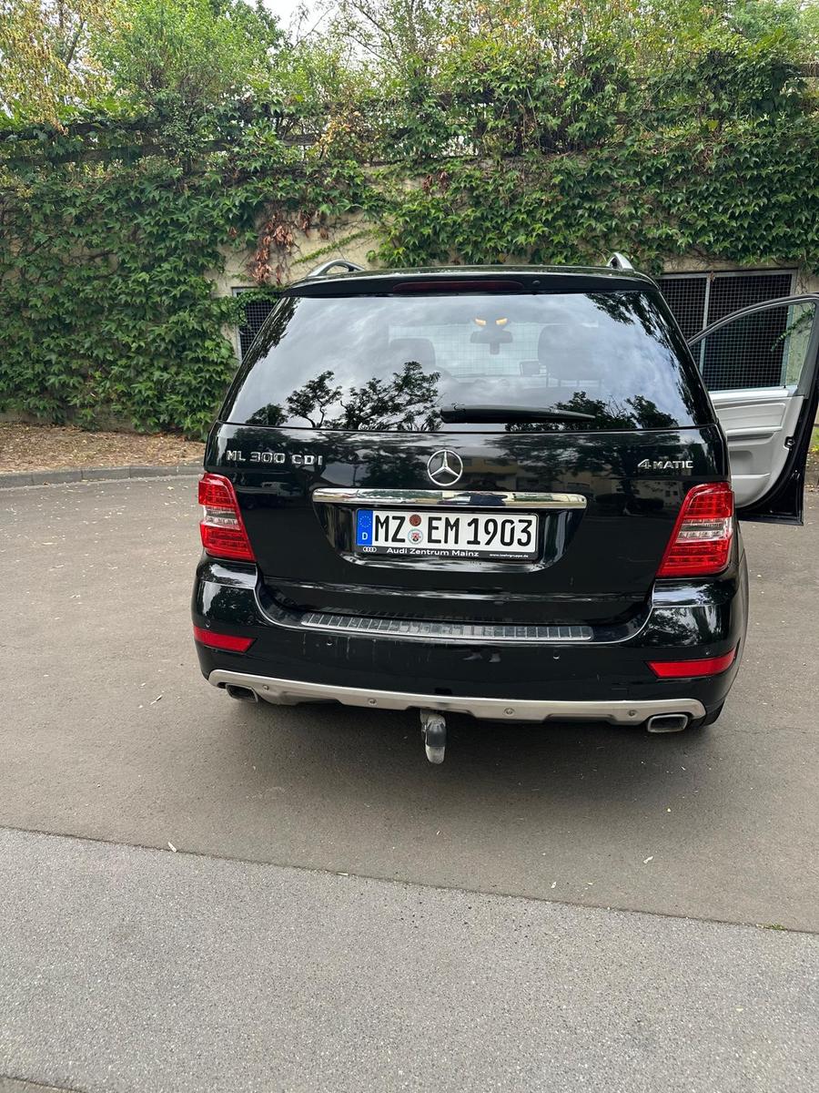 Mercedes-Benz ML 300 CDI 4MATIC BlueEFF. Grand Edition Gra...