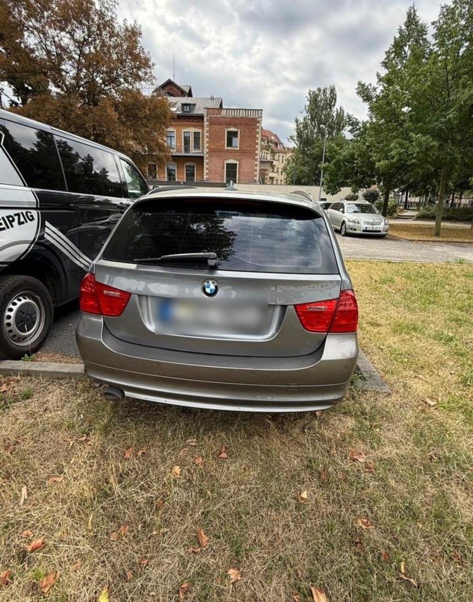 BMW 320 2010 — interior